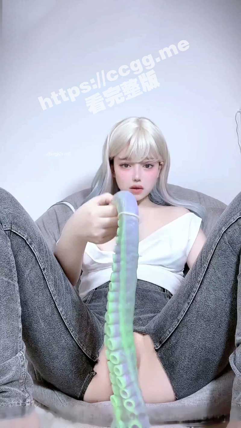 超反差网红女神『欲梦』最新付费私拍 八爪怪速插超美高颜开档牛仔裤女神 第五弹