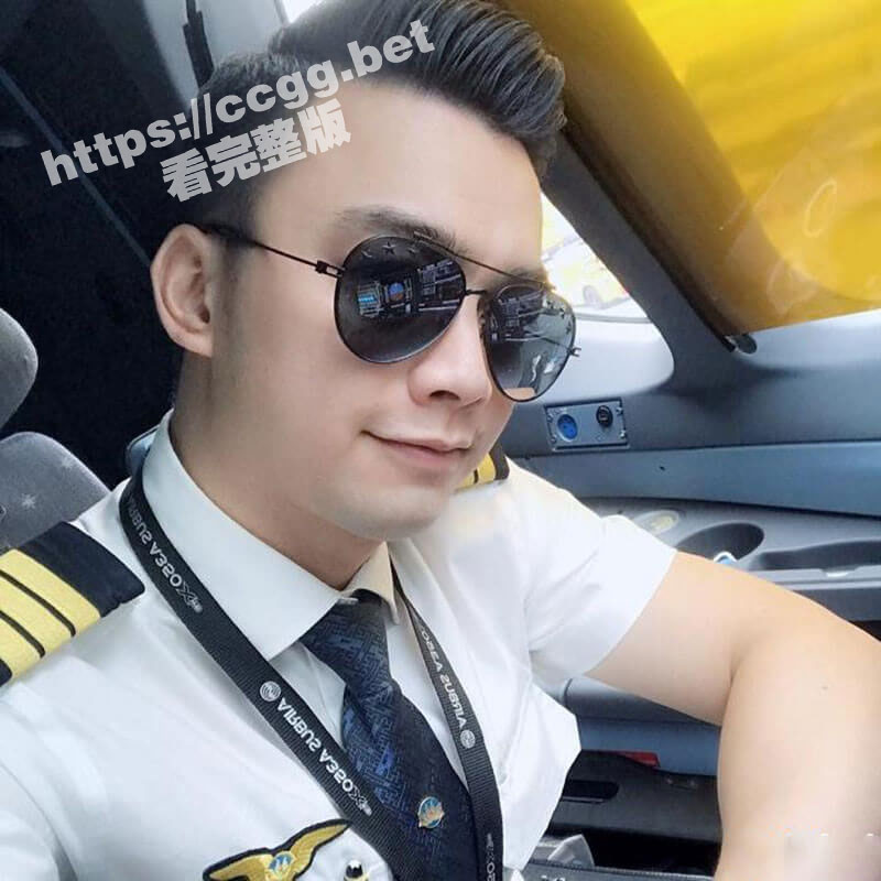 越南机长爱挖洞！越南航空副机长与模特女友性爱视频泄露流出 咸咸的很好吃！