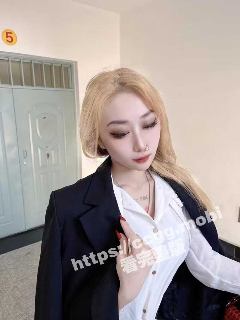 我的嘻哈女友爱穿钉 天天戴着舌钉给我吃鸡吧 硌得我好慌！要不是因为她够骚 早就分了