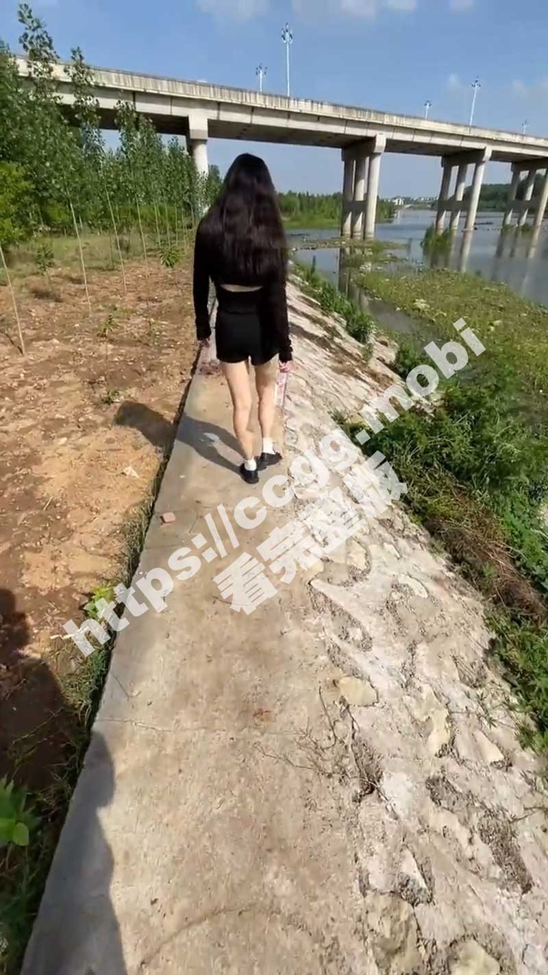 海角大神 强上女房东 超爽新作 路过少妇房东所在地 按在河摊上野战操她后入内射