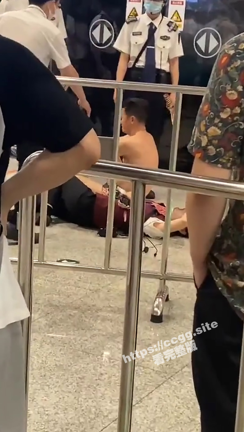 广西南宁地铁站 男子喝醉 强奸地铁服务员！