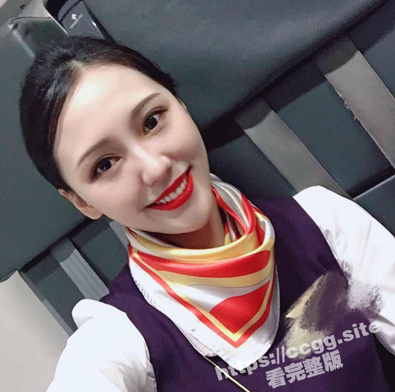 土豪搞定高颜甜美空姐！丝袜美腿配各种制服诱惑力满满 被土豪各种抽插口爆！