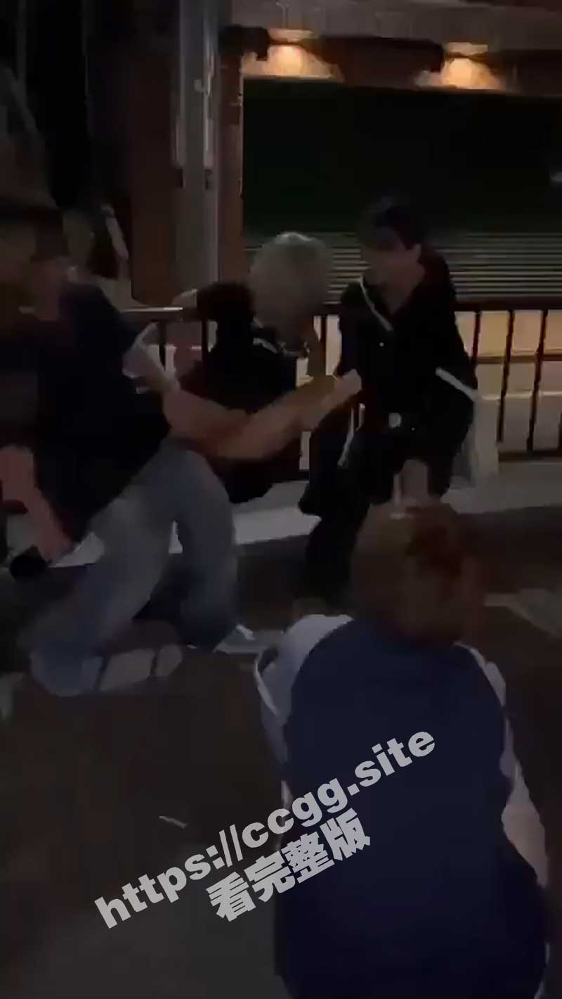 变态岛国真实性侵 美少女夜街头惨遭不良少年玩弄 手铐锁铁栏强脱内裤蹂躏下体