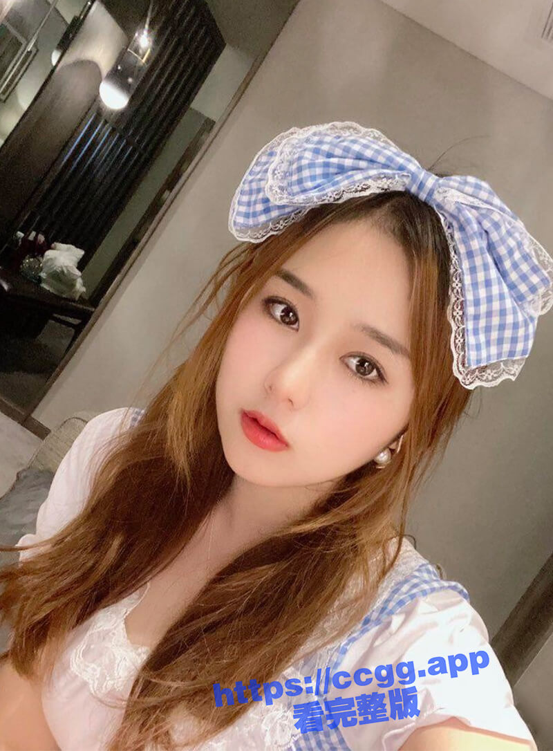 大神双飞无套后入调教极品姐妹花，女友还在一旁指导拍摄，一男三女的大party可太爽了