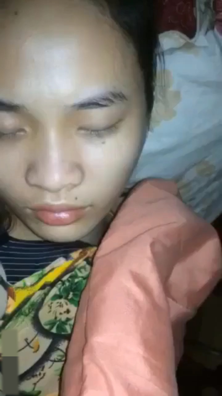 真实偷拍 禽兽父亲深夜趁女儿熟睡钻进女儿被窝 干得白浆四溢 无套内射女儿的嫩穴