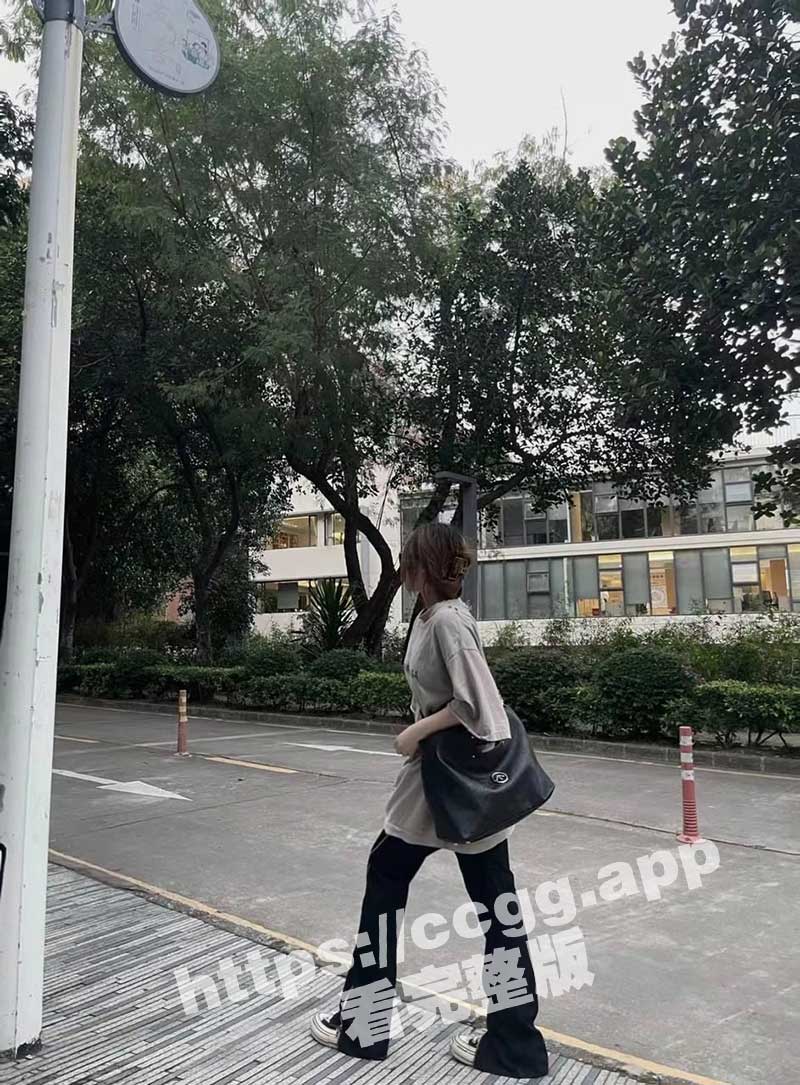 深圳拜金母狗 刘沁 佯装英国留学生 骗吃骗喝骗感情 20万干一次的金逼！