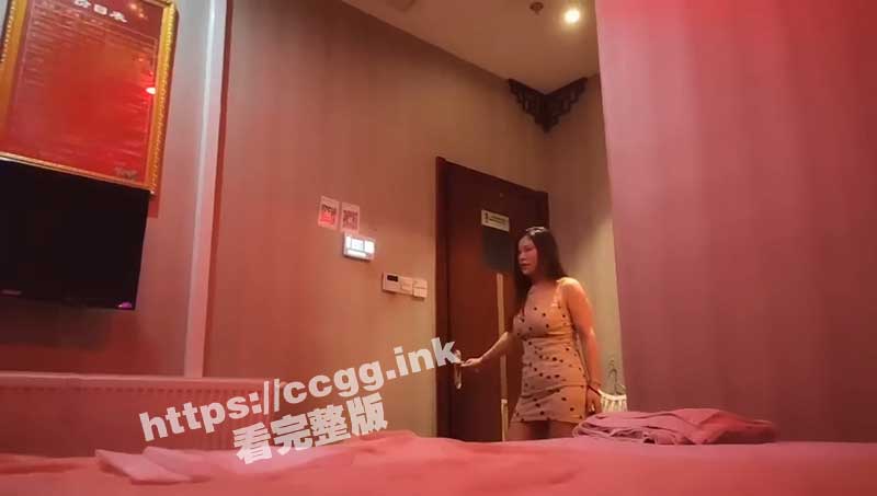你来做服务 老板很高兴 但你开直播，老板不喜欢！小伙偷拍直播嫖娼过程被老板当场抓包！还有中文字幕哦