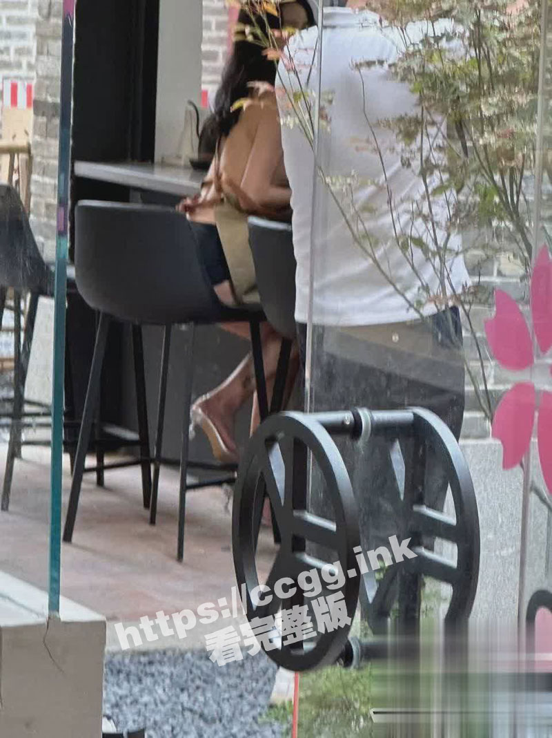 抖音热瓜！广州方块咖啡文冲旗舰店内 女服务员着装暴露 被谴责疑似色情营销 女店员独家视频流出！