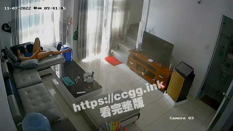 欲求不满的少妇有多可怕！客厅看电视 奇葩骚媳妇各种花样玩鸡巴 电动牙刷都用上了 只为老公鸡吧硬起来