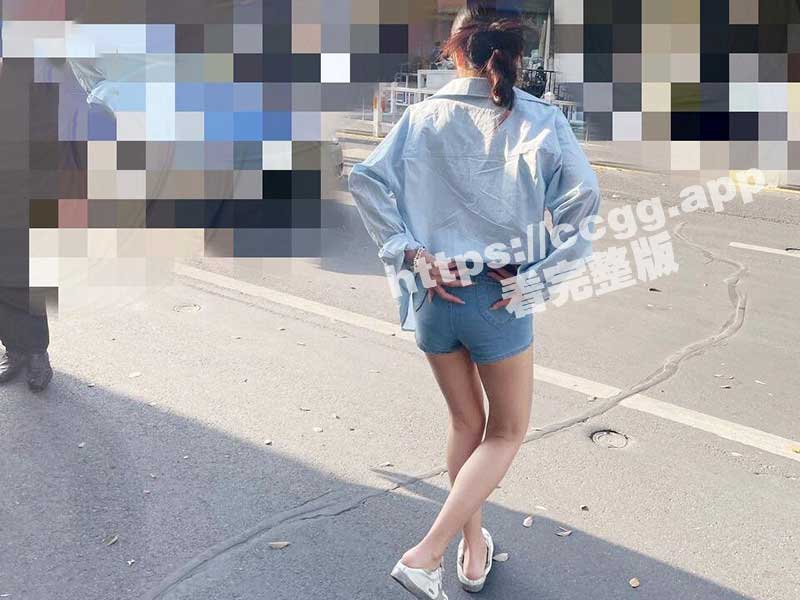 强上女房东 以记录之名把少妇房东野外按在草地抽插 观众太多转战厕所继续