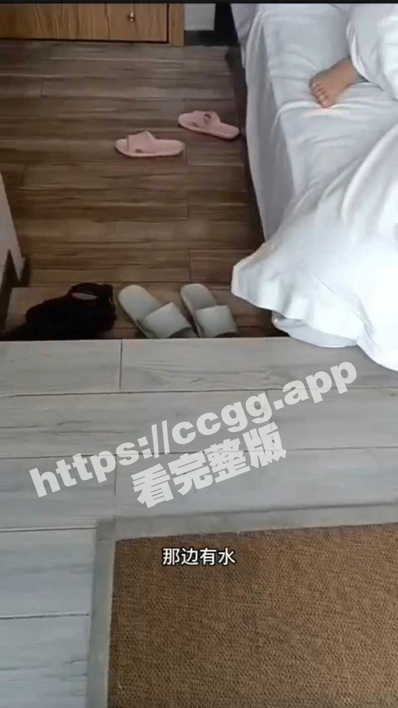 淫母大神 我有一个单亲骚妈妈 后爸和妈妈去酒店开发 欲求不满次日叫我去刷锅