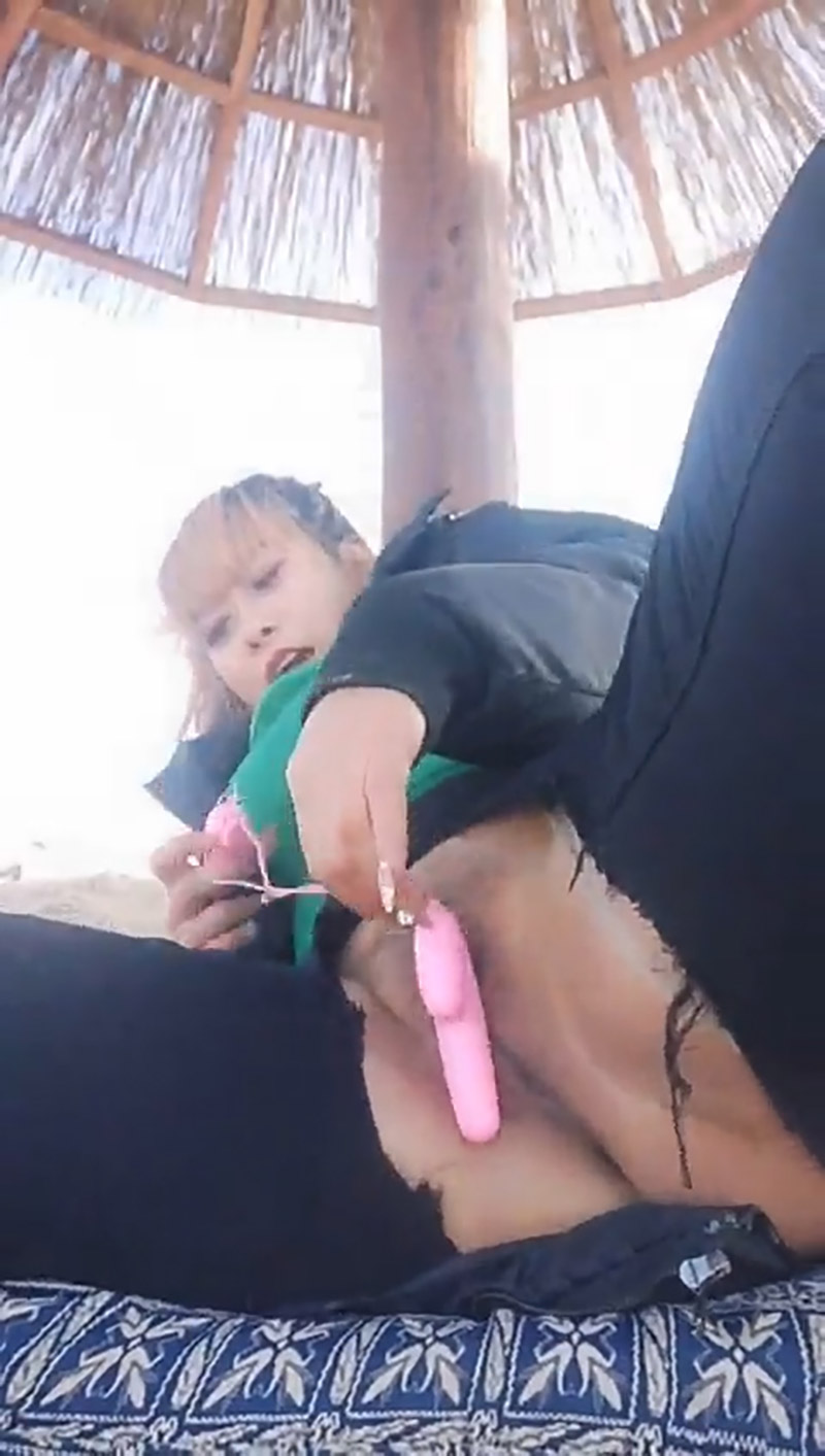 东北娘们太骚了！穿着情趣开裆裤 荷花小亭就班门弄斧骚气十足 自慰啪啪非常之过瘾！