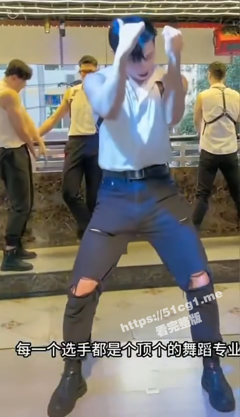 女人的快乐就是这么朴实无华！云南西双版纳现“猛男餐厅” 多名泰国猛男嘴对嘴喂食消费者 小姐姐乐开了花！