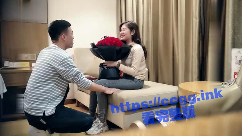 手捧鲜花单膝跪地深情告白，哪个女人能不被俘获芳心乖乖脱衣服，爆操后入好淫荡