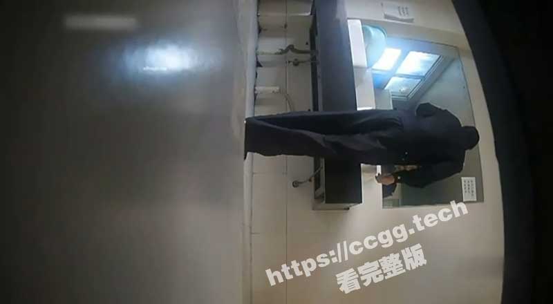 色胆包天 厕拍大神现场翻车 超近距离偷拍被发现 吓得妹子屎都夹断了！