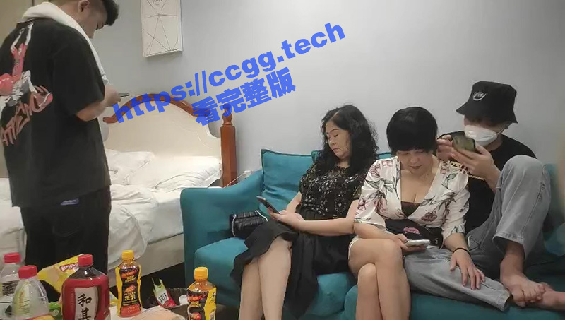专约老阿姨！上演母子乱伦大戏 两小伙精神抖擞 风骚大姐姐媚态毕露 大白奶水汪汪鲍鱼 刺激劲爆！