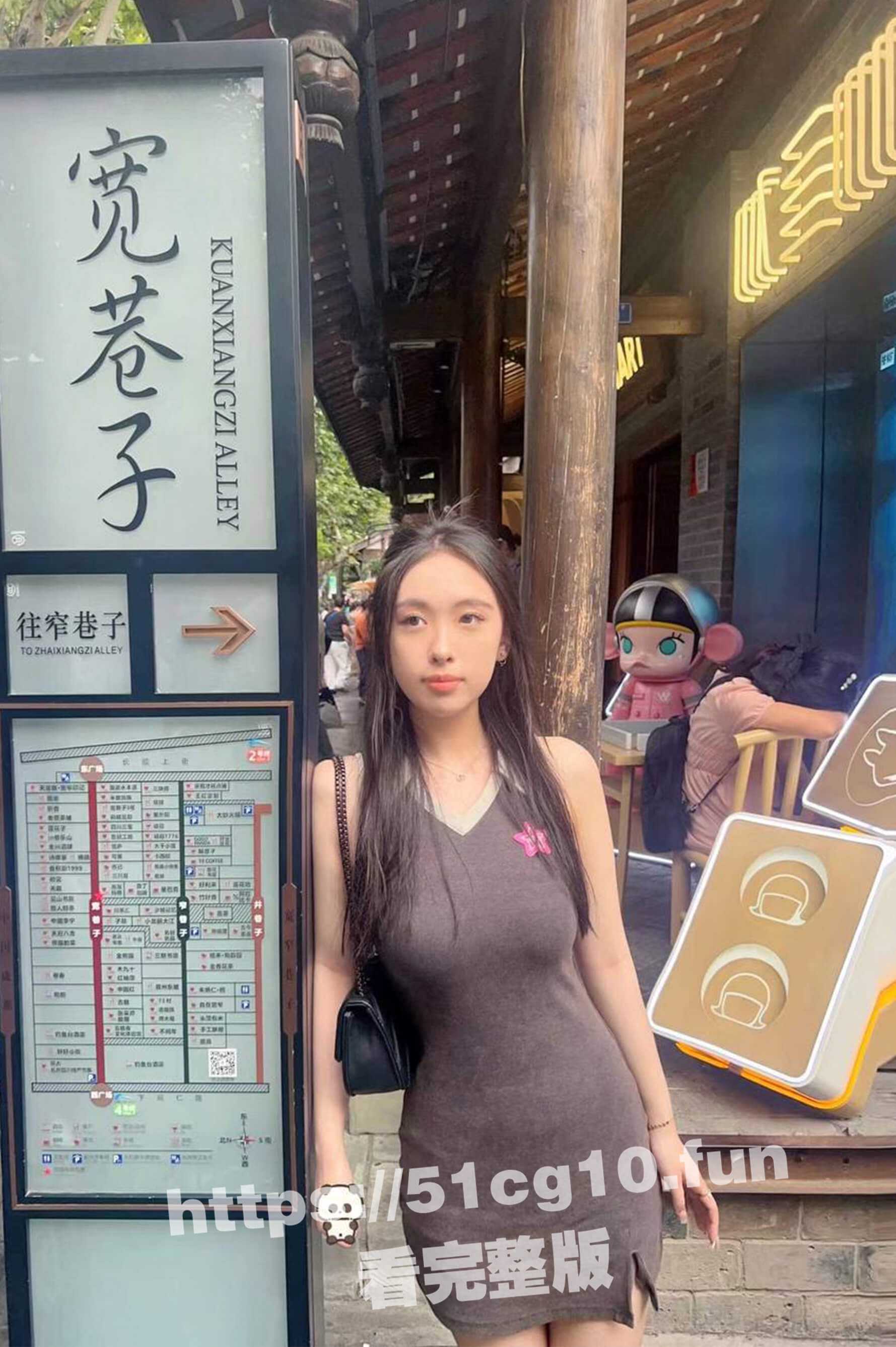 成都留学生炮友，E奶超高颜值女神偷情，一边打炮一边给男友打电话，敏感体质一碰淫叫！