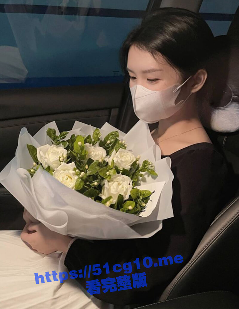 中南林业科技大学反差婊「庄燕*」背着男友情人节当天约会炮友开房，非常清纯的学生妹完美炮架子