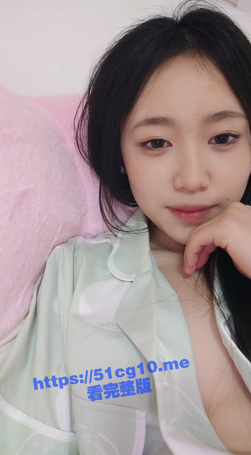 女大学生没关门在卧室自慰，正准备高潮时突然妈妈进来了，尴尬的妹子心想“老妈你可来的真不是时候啊”