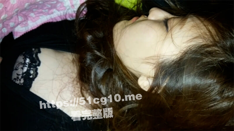 禽兽啊～公司团建送喝醉的美女同事回家，偷偷玩了人家的大奶子和肥美的鲍鱼，居然没敢操！