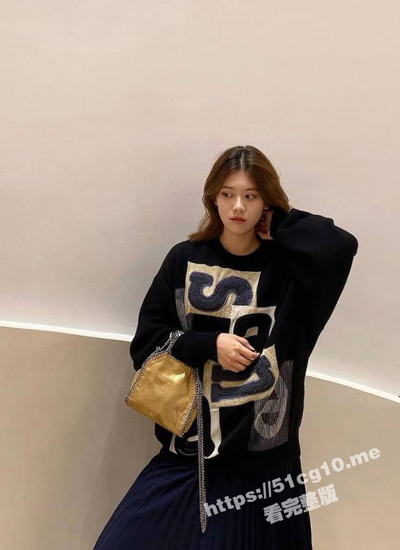 瓜友投稿 清纯女友被调教开发 痴迷露出床技狂野 兄弟们觉得下一步要怎么玩？