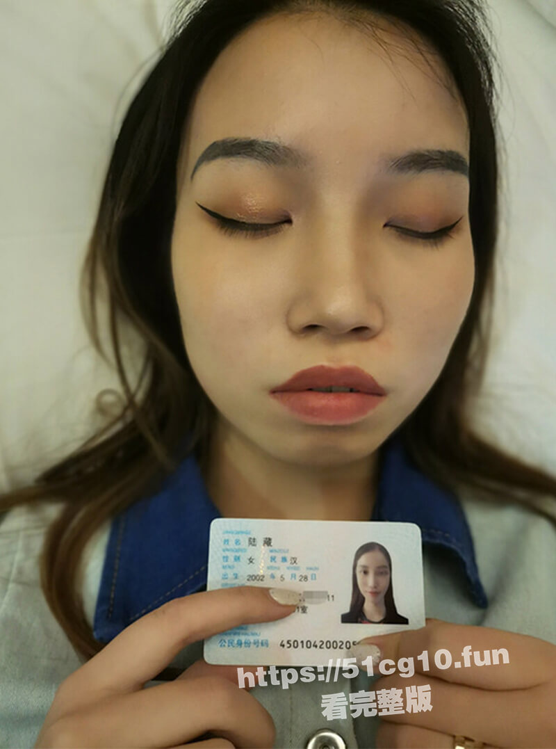 真实迷奸，02年大学靓妹吃饭被下药后带到酒店玩SM滴蜡调教拍下大量不雅照，太可怜了！