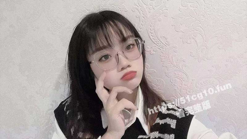 河北农业大学研究生 朱盈盈 反差眼镜妹在线发骚 清纯与淫荡并存 身材极度火辣！