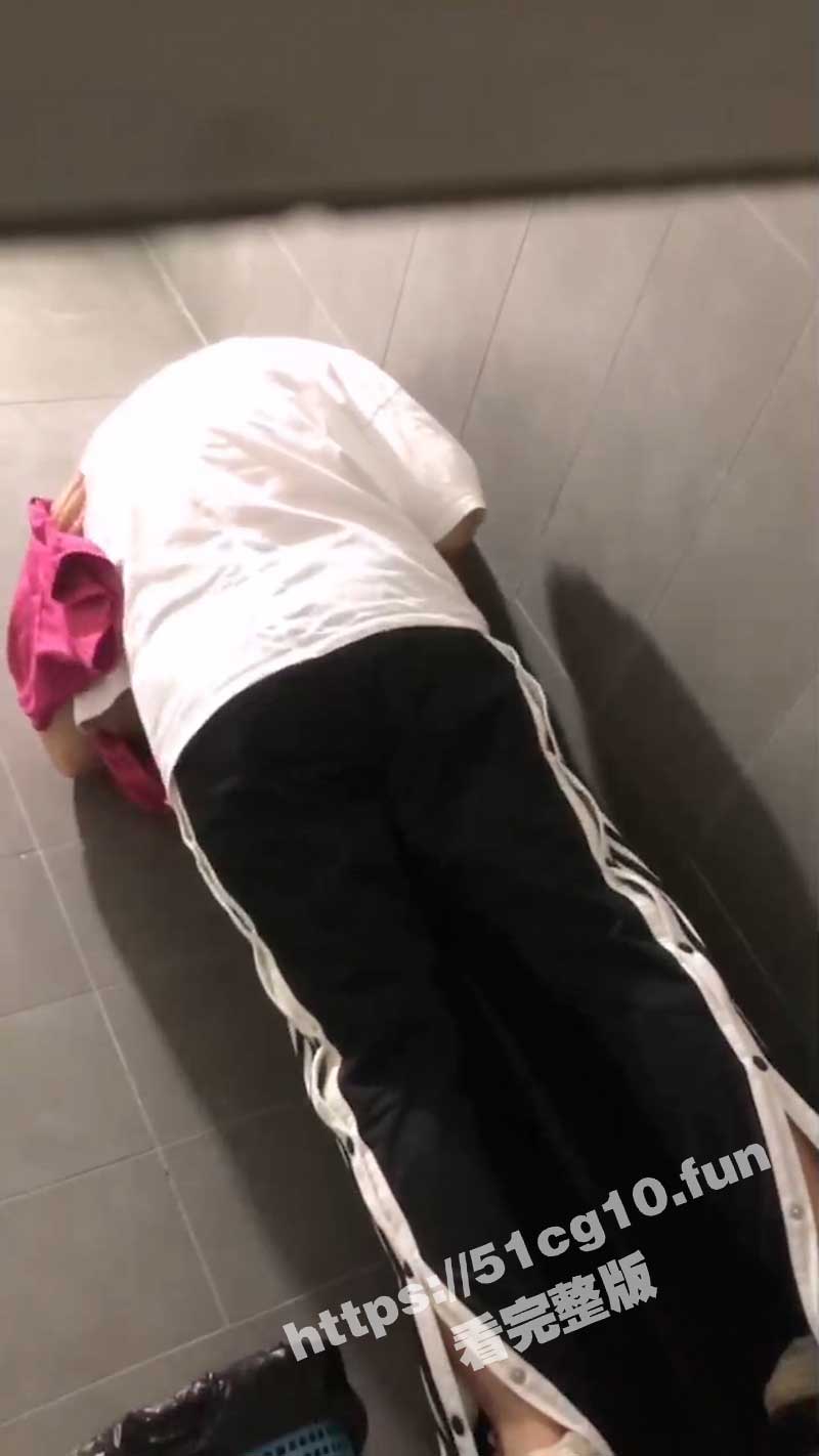 鸡巴都没有 怂屁股有什么用？两个小女生躲在厕所探讨身体奥秘 手指插逼 怂屁股模拟男人操逼 蕾丝边的快乐体验