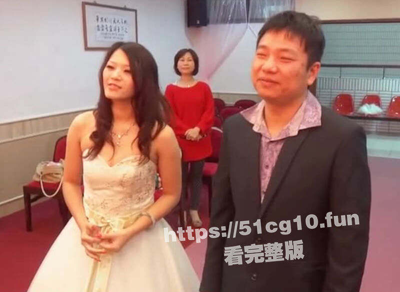 台湾新婚夫妻洞房花烛偷拍视频流出,新娘这口交技术一看平时没少练，长相一般贵在真实