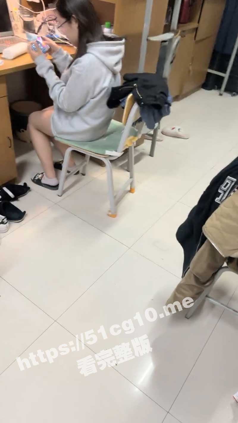 大学宿舍的乐趣 女子偷拍室友 聊八卦打游戏上厕所 蚊帐内骚逼一抠一手水 真实刺激必看