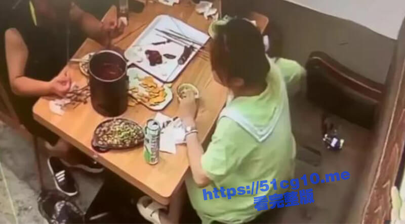 大连一女子为了吃霸王餐，竟手伸裙底拔下自己的逼毛放入碗中制造假象，网友：这样硬拔疼吗？