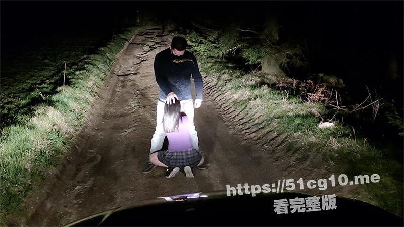 见鬼了！回家遇到马路上做爱的，不忍心打扰于是开着大灯照明等他们操完在离开