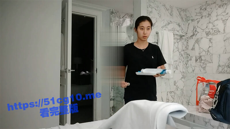 抖音200W粉网红 直播结束忘关摄像头 素颜洗澡嫩逼美乳一览无余 胴体太诱人了！