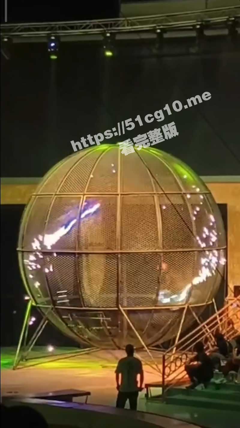 山西榆次欢乐谷 马戏团摩托车表演突发起火事故！表演者被关在笼子里烧 看得让人揪心