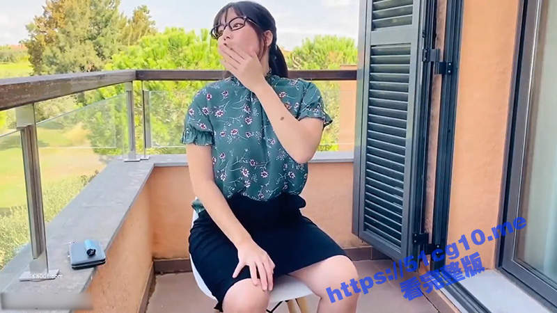 边抽烟边吃鸡吧！眼镜大奶美女 跑阳台边抽烟边摸逼减乏被发现 只能惩罚她 女上位无套输出内射！