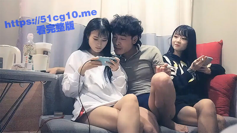 喊你们过来是双飞操逼的，不是让你们来打王者荣耀的，掏出18CM大屌小妹妹瞬间呆住了一个手根本握不住