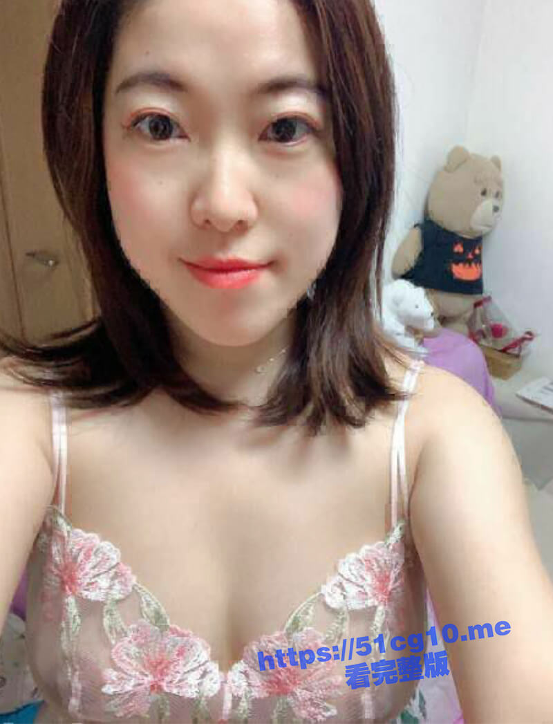 郑州花店老板娘 茹茹 出轨，带炮友到家里偷情被女儿撞见，饥渴少妇就是喂不饱白浆顺着屁股根流个不停