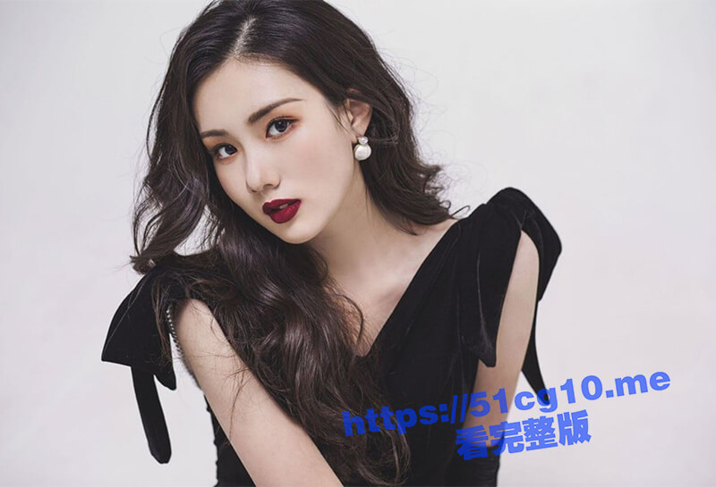 上海模特主持人 何姗姗 拍私房照被摄影师PUA 胯下侍奉无套后入场面香艳！