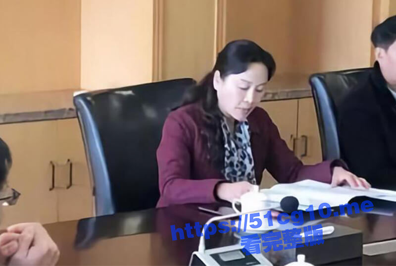 云南59岁“翘臀”美女行长 曹艳丽，搞权色交易，坐上“升职器” 又一美女干部被“双开”，包养60多位情人，手把手教处男大学生做爱