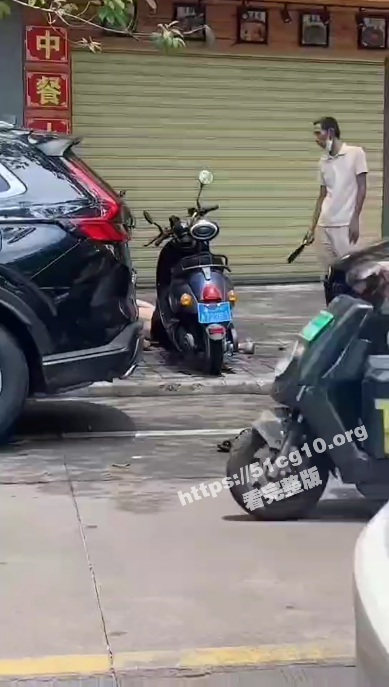 今日轰动海口！美兰青年路 王某开车撞倒两人后 再拿刀砍一男一女 最后跳楼！