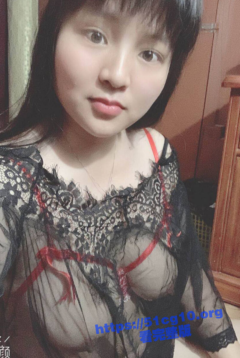 巨乳潮汕人妻两只肥嘟嘟的手揉奶自慰小淫穴，厚厚的小粉逼，老公不在家只能和网友裸聊用假屌满足自己