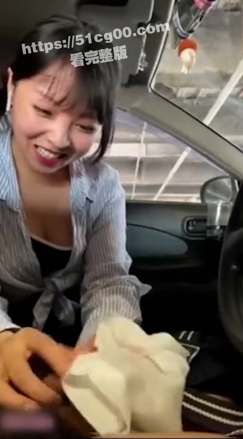 4S店美女销售看到有购买意向的客户，试驾半路为顾客提供买一送一的优惠服务
