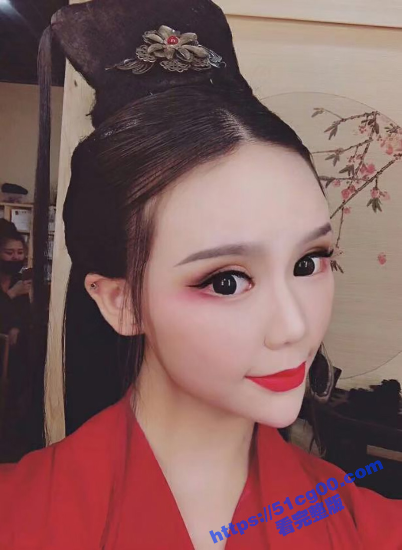 高颜值艺校反差小美女 郝伊樊 V信与土豪视频聊天 脱衣露私处 搔首弄姿诱人小骚比真的顶！