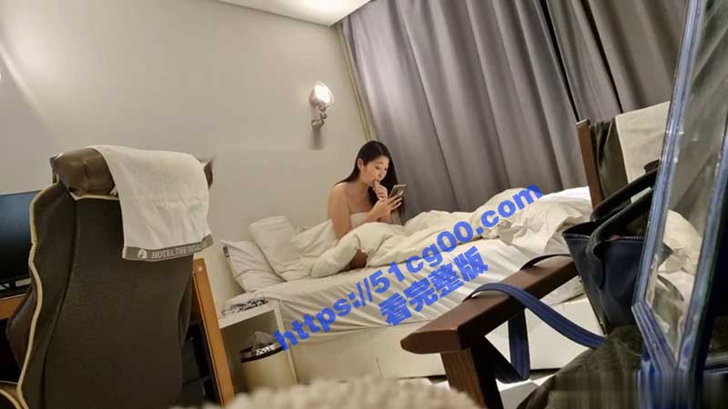 双飞姐妹花才是王道！大神酒店约战00后姐妹花 看姐妹花争抢大鸡吧 撅起屁股等待后入！
