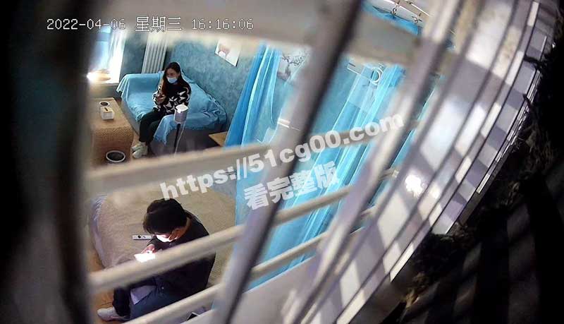 极品反差！旅馆端庄漂亮老板娘 趁老公不在和两个男人同时乱搞 一个坚持不住就赶紧拔出鸡吧换另一个接着搞