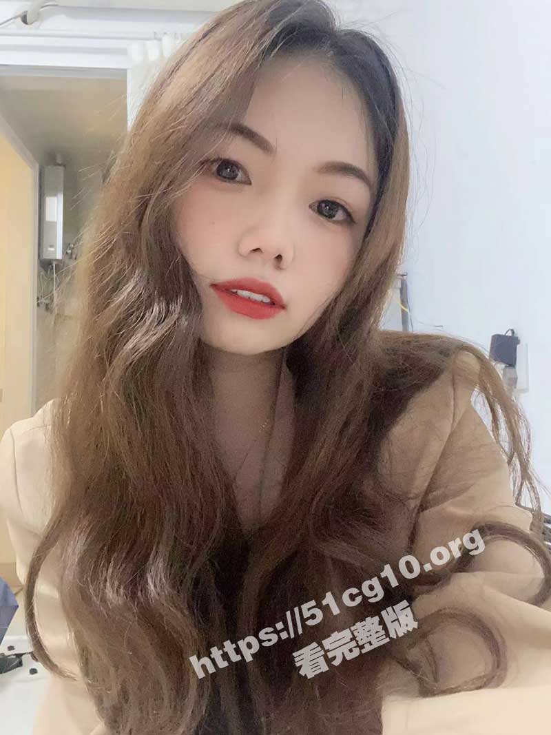 这是谁家的母狗呀？有的人表面是精致的独立女性 背地里却是条淫荡下贱的母狗 没事就用啤酒瓶来排解寂寞