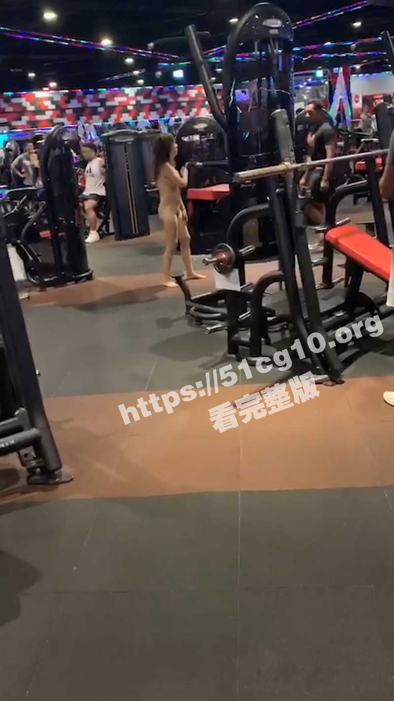 抖音热瓜女子全裸大闹健身房！现场无码高清视频曝光 全怪健身教练拔屌不认人