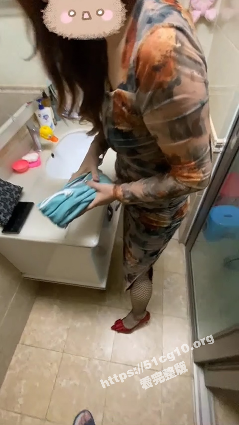 趁妹妹不在家 让妹夫好好发泄一下！大姨子主动穿旗袍勾引妹夫操她骚穴 无套内射夹住妹夫给的精液！