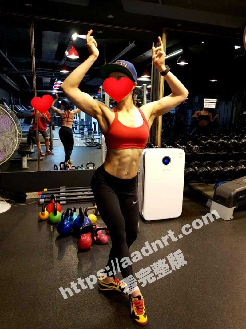 专业操男人 有腱子肉的女人惹不起 男友每次都只能躺下地上等着被操