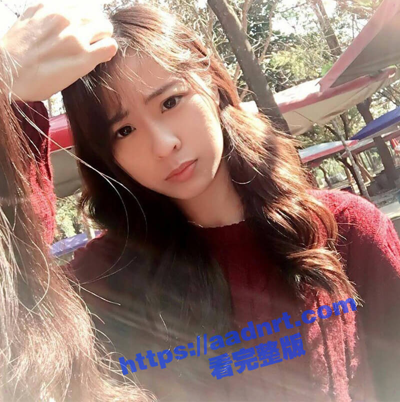 漂亮小美女与男友激情做爱自拍流出，大胆露脸颜值还不错，小眼神很诱惑妹子真会玩